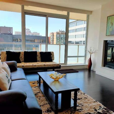Waterfalls Hotel - Suite In Falls Downtown With Pool ビクトリア エクステリア 写真