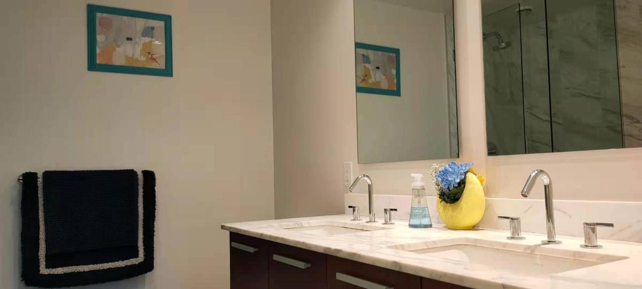 Waterfalls Hotel - Suite In Falls Downtown With Pool ビクトリア エクステリア 写真