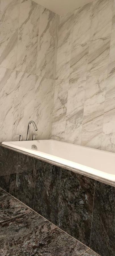Waterfalls Hotel - Suite In Falls Downtown With Pool ビクトリア エクステリア 写真